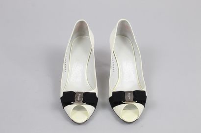 null SALVATORE FERRAGAMO



Pair of white glacé leather pumps open at the toe and...