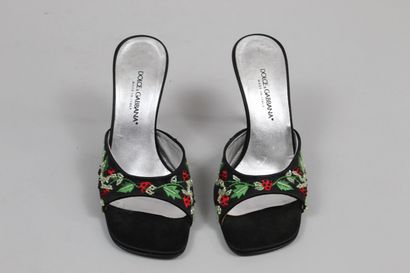 null DOLCE & GABBANA 



Rare pair of black satin heels embroidered with foliage...