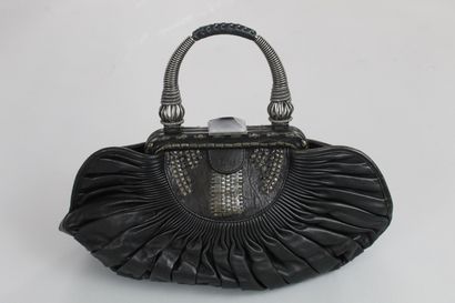 null CHRISTIAN DIOR 



Plissé" model handbag in black pleated lambskin, handle in...