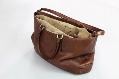 null FENDI 



Brown grained leather bag carried by hand or shoulder, two handles...