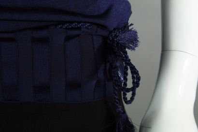 null GUCCI (par Frida Giannini)



Top à manches courtes en maille, à décor de noeud...