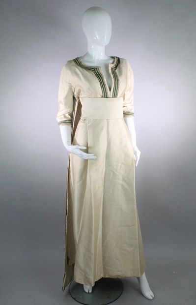 null ANONYMOUS (student of Christian Dior)



Ivory silk dress with embroidery. Neckline...