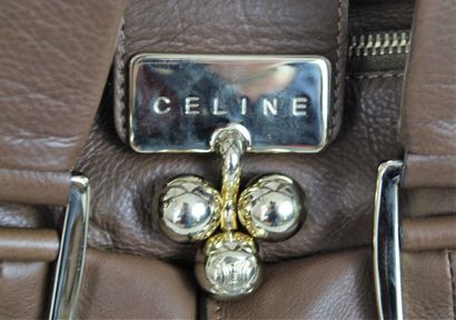 null CELINE 



Hand or shoulder bag in smooth brown leather and gold jewellery,...