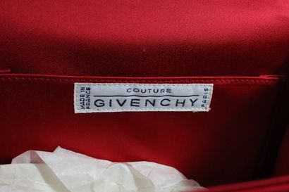 null GIVENCHY COUTURE



Petit sac du soir recouvert de taffetas rouge à poignées...