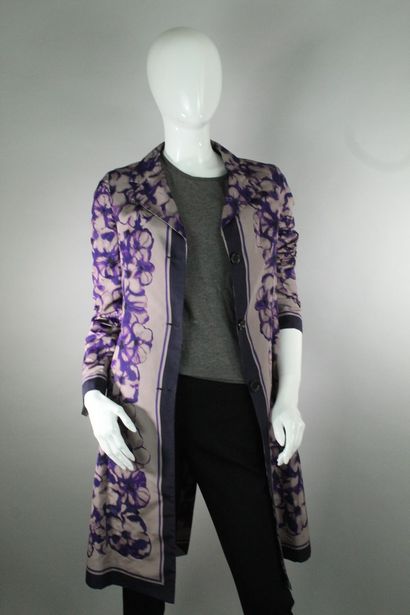 null CELINE



Pink trench coat with bright purple and midnight blue floral motifs,...