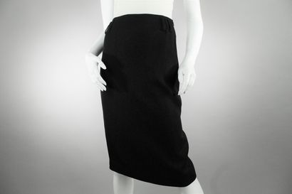 null PRADA



Fluid skirt in fine black denim, six loops allowing to add a belt....