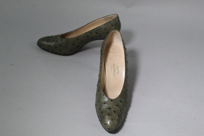 null HERMES 



Pair of green ostrich leather pumps. 

 

Size 39. 

Heel 8cm.
