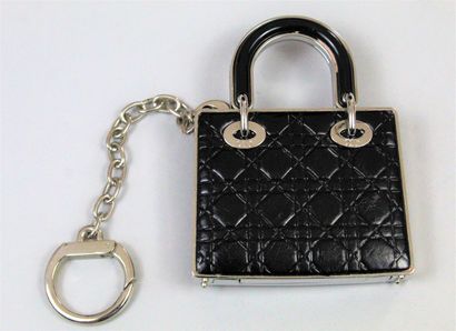 null CHRISTIAN DIOR



Charm "Lady Dior" in chromed metal decorated with a black...