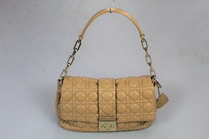 null CHRISTIAN DIOR 



Spring/Summer 2011 collection

Miss Dior" bag in beige lambskin...