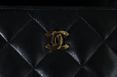 null CHANEL



Quilted shoulder bag in black leather, with the iconic chain handle...