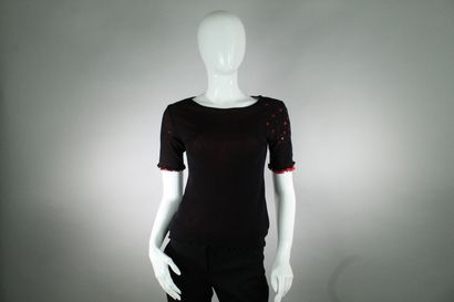 null MAXMANI



Short sleeve bi-material top with black overlay on red. 

Sequins...