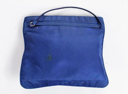 null PRADA



Blue nylon travel or hand pouch with triangular logo of the brand....