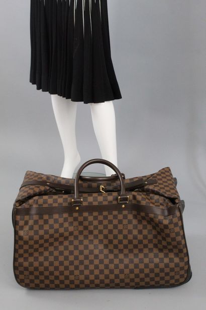 
LOUIS VUITTON



Travel bag model 