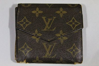null LOUIS VUITTON

Double wallet in monogrammed canvas, one side is a coin purse,...