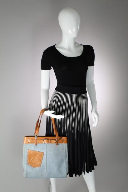 null CHRISTIAN DIOR (par John Galliano)



Modèle "jean tote" grand modèle en cuir...