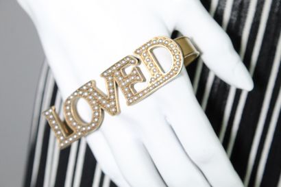null GUCCI



Hand ring in gilded brass with the number "LOVED", entirely paved with...
