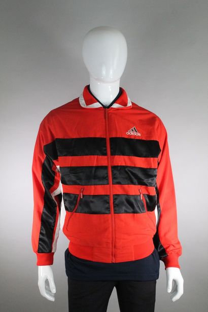 null ADIDAS (circa 1980)



Veste sportswear à rayures noires sur fond rouge, empiècement...