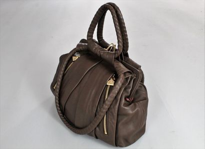 null CHRISTIAN LOUBOUTIN 



Brown lambskin hand or shoulder bag in purse format....