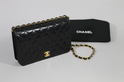 
CHANEL



Small quilted clutch bag in black...