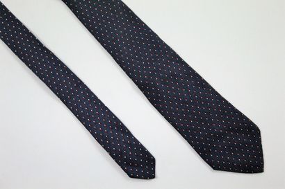 NINA RICCI 
Cravate en soie à motifs géométriques...