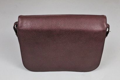  CARTIER (Must of) 
 
Shoulder bag with magnetic flap in burgundy grained leather....