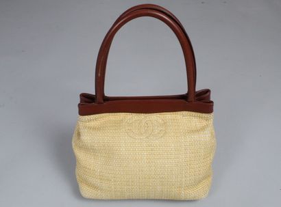 null CHANEL 

Leather and wicker handbag carried by hand or shoulder. 

A large compartment...
