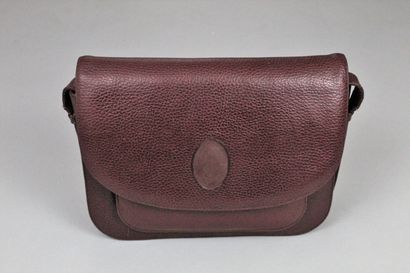  CARTIER (Must of) 
 
Shoulder bag with magnetic flap in burgundy grained leather....