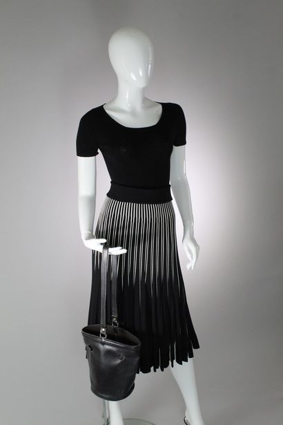 null HERMES

Bag "Mangeoire" model in black openwork leather.

Circa 1960. 

Handle...