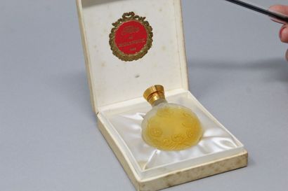 MOLYNEUX "Fête" 
 
Flacon de parfum miniature "Fête de Molyneux" en verre moulé...