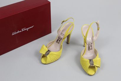 null SALVATORE FERRAGAMO



Pair of smooth yellow leather pumps with a stylized bow...