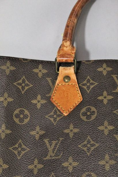 null LOUIS VUITTON 



Bag model "Sac Plat" carried by hand or over the shoulder...