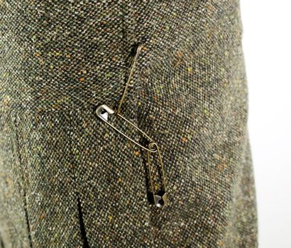 null GIANFRANCO FERRÉ



Jupe en laine mélangée à effet tweed brun vert gris et irrisé,...