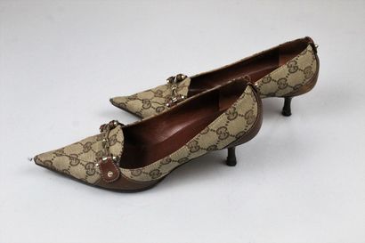 null GUCCI 



Pair of small-heeled pumps in tan leather and beige Guccissima canvas...