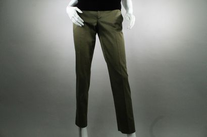 null GUCCI



Khaki cotton blend cigarette pants, two italian pockets on the front,...