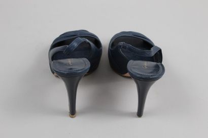 null GIANVITO ROSSI 



Pair of smooth blue leather sandals with a midnight blue...
