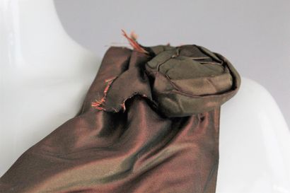  FRANCOIS TAMARIN 
Robe de style en taffetas bronze mordoré. 
Jupe effet paniers...
