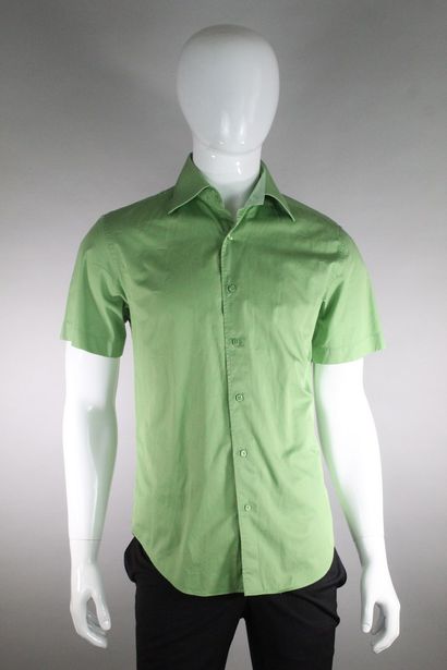 null CARVEN



Men's green cotton shirt with square buttons. 



Size : M