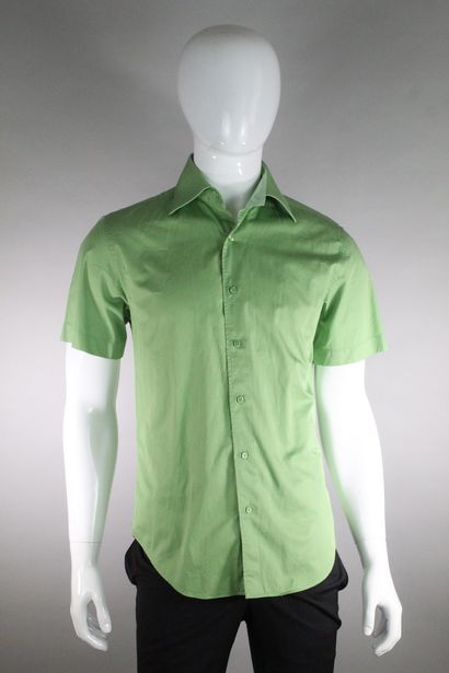 null CARVEN



Chemisette pour homme en coton vert à boutonnage carré. 



Taille...