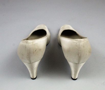 null CHRISTIAN DIOR SHOES (circa 1960)



Ivory silk satin covered pumps with small...