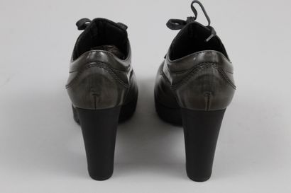 null HOGAN



Pair of grey leather richelieux with black heels. 



Size : 36 



Heel...