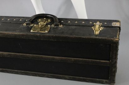 null LOUIS VUITTON 



Rigid suitcase in black leather, the gilded brass trimmings...