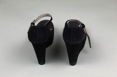 null PRADA 



Pair of midnight blue and black suede wedges, with front closure....