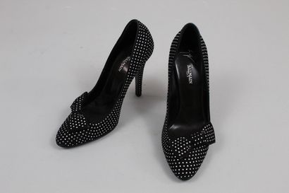 null BALMAIN / GIUSEPPE ZANOTTI



Pair of black suede heels with rhinestones. 



Size...