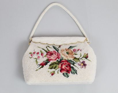 null ANONYMOUS 



Rare small handbag in gilded metal and embroidery entirely embroidered...