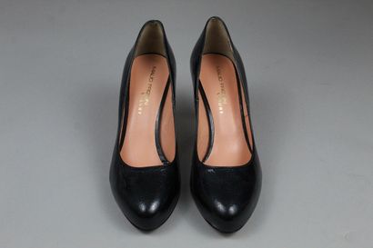 null MAUD FRIZON



Pair of navy patent leather pumps, covered heels, leather soles...