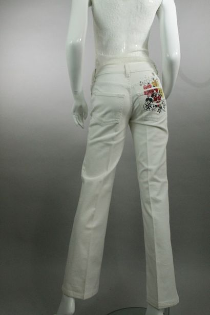 null GUCCI



Straight trousers in white denim with two westerly pockets and two...
