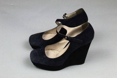 null PRADA 



Pair of midnight blue and black suede wedges, with front closure....