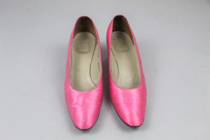 null CHRISTIAN DIOR SHOES (circa 1960)



Pair of pink silk satin pumps with small...
