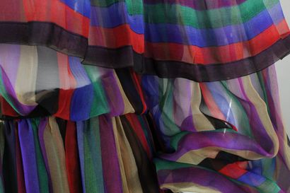 null 
LANVIN (circa 1980)









Robe en mousseline de soie à rayures multicolores...