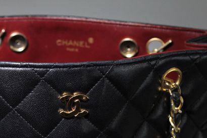 null CHANEL



Quilted shoulder bag in black leather, with the iconic chain handle...